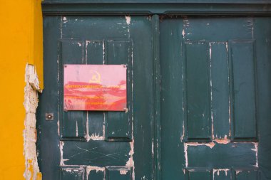 Aveiro, Portekiz - 3 Mart 2019: Portekiz Komünist Partisi'nin sokak tabelası ile yeşil kapı