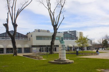 Aveiro, Portekiz - 3 Mart 2019: Aveiro'da Manuel Firmino'ya bronz büstü