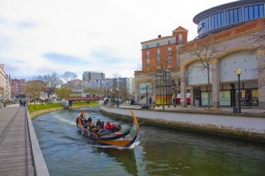 Aveiro, Portekiz - 3 Mart 2019: Aveiro'nun Eski Kent bölgesinde turistik tekneli kanal