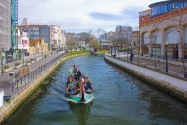 Aveiro, Portekiz - 3 Mart 2019: Aveiro'nun Eski Kent bölgesinde turistik tekneli kanal