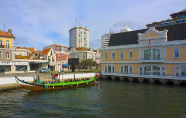 Aveiro, Portekiz - 3 Mart 2019: Aveiro'nun Eski Kent bölgesinde turistik tekneli kanal