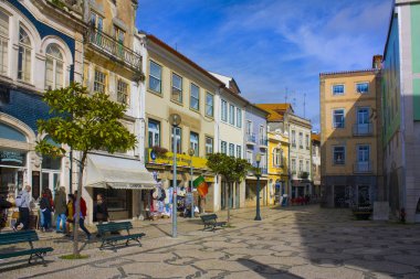 Aveiro, Portekiz - 3 Mart 2019: Aveiro'nun Eski Kent'inde küçük meydan 