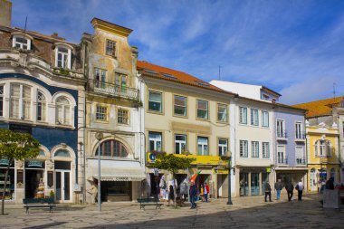Aveiro, Portekiz - 3 Mart 2019: Aveiro'nun Eski Kent'inde küçük meydan 