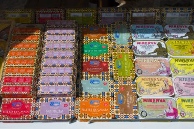 Aveiro, Portekiz - 3 Mart 2019: Aveiro'daki yerel özel mağazada konserve sardalyalar