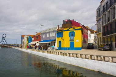 Aveiro, Portekiz - 3 Mart 2019: Aveiro'nun Eski Kenti'nde kanal yakınında renkli binalar