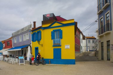 Aveiro, Portekiz - 3 Mart 2019: Aveiro'nun Eski Kenti'nde kanal yakınında renkli binalar