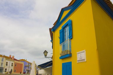 Aveiro Eski Şehir kanal yakınında Renkli binalar
