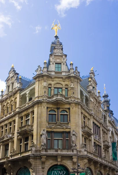 アントワープ ベルギー 2019年5月2日 有名なメイル通り アントワープの主要ショッピング街の美しい建物 — ストック写真