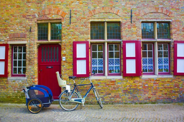 比利时 布鲁日 2019年5月3日 在布鲁日老建筑墙附近的人行道上骑自行车 — 图库照片