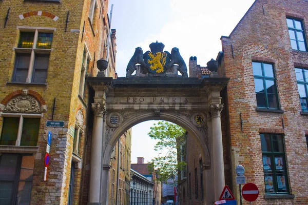 Belgie Brugge Květen 2019 Pohled Oblouk Úzkou Ulici Starými Domy — Stock fotografie