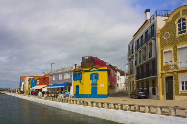 Aveiro, Portekiz - 3 Mart 2019: Aveiro'nun Eski Kenti'nde kanal yakınında renkli binalar