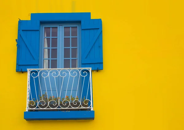 Janela Azul Parede Amarela — Fotografia de Stock