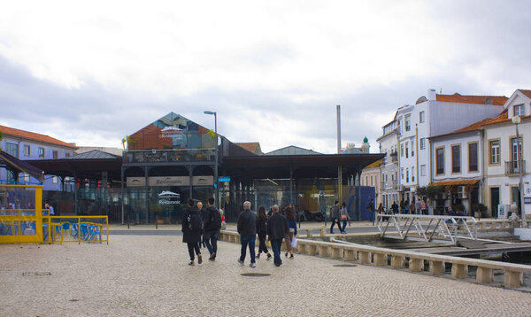 АВЕЙРО, ПОРТГАЛИЯ - 3 марта 2019 года: Рыбный рынок (Mercado do Ribbo) в Старом городе в Аверо.
