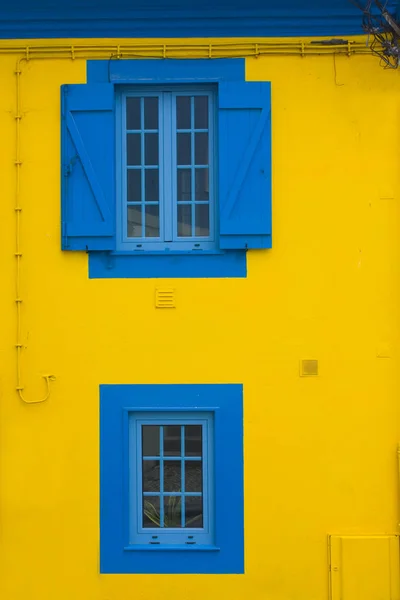 Fenêtre Bleue Sur Mur Jaune — Photo