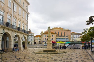 Aveiro, Portekiz - 3 Mart 2019: Aveiro'nun tarihi kesimindeki küçük meydanda özgürlük için acı çeken insanların anısına adanmış sütun anıtı