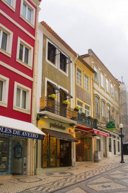 Aveiro, Portekiz - 3 Mart 2019: Aveiro'da Eski Kent'te hediyelik eşya dükkanları olan sokak