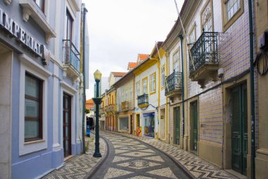 Aveiro, Portekiz - 3 Mart 2019: Aveiro'nun Eski Kent'inde tipik sokak