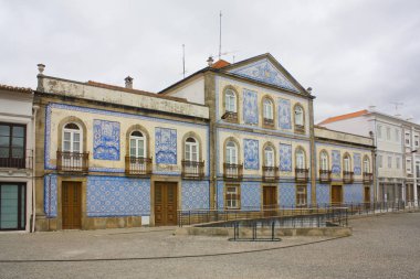Aveiro, Portekiz - 3 Mart 2019: Aveiro'nun Eski Kenti'nde mavi azulejos ile tipik cephe