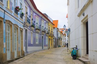 Aveiro, Portekiz - 3 Mart 2019: Aveiro'nun Eski Kent'inde tipik sokak