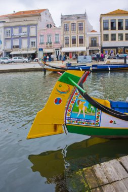 Aveiro Ana Şehir Kanalı üzerinde Geleneksel Moliceiro tekne