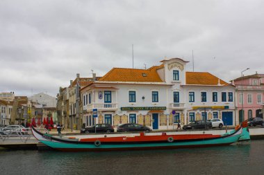 Aveiro, Portekiz - 3 Mart 2019: Aveiro'daki Main City Kanalı'nda geleneksel Moliceiro tekneleri