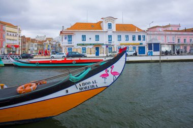 Aveiro, Portekiz - 3 Mart 2019: Aveiro'daki Main City Kanalı'nda geleneksel Moliceiro tekneleri