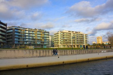 Aveiro, Portekiz - 3 Mart 2019: Aveiro'daki modern evlerin cepheleri