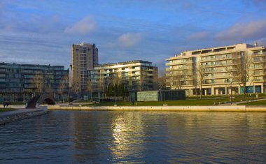 Aveiro, Portekiz - 3 Mart 2019: Aveiro'daki modern evlerin cepheleri