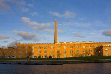 Aveiro, Portekiz - 3 Mart 2019: Aveiro'daki Cojo Kanalı'ndaki eski seramik fabrikasının (Jernimo Pereira Campos Fabrikası) görünümü (şimdi kültür konferans merkezi olarak kullanılıyor).)