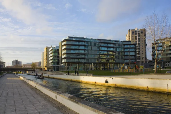 Aveiro, Portekiz - 3 Mart 2019: Aveiro'daki modern evlerin cepheleri