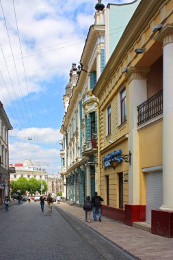 Chernivtsi, Ukrayna - Mayıs, 2018: Kobylanska Street - Chernivtsi merkez sokak 