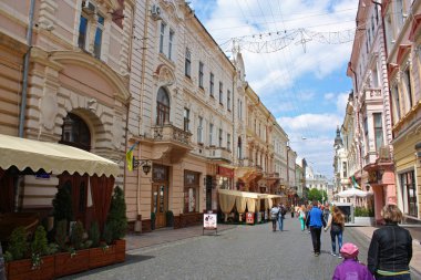 Chernivtsi, Ukrayna - Mayıs, 2018: Kobylanska Street - Chernivtsi merkez sokak 