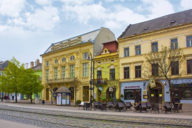 Kosice, Slovakya - 20 Ekim 2018. Kosice Eski Şehir tarihi binalar ve sokak kafe