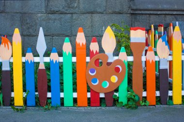 Fırçalar, kalemler ve palet ile renkli sanat ahşap çit