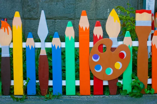 Clôture Bois Art Coloré Avec Pinceaux Crayons Palette — Photo