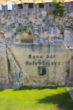 San Marino, San Marino - 27 Ağustos 2019: Cava dei Balestrieri - Tyr Archer, San Marino'nun Eski Kenti