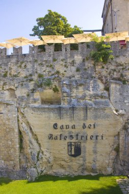 San Marino, San Marino - 27 Ağustos 2019: Cava dei Balestrieri - Tyr Archer, San Marino'nun Eski Kenti