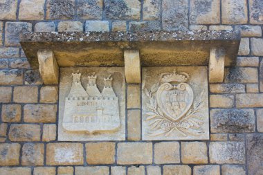 San Marino'daki eski tarihi binada arması