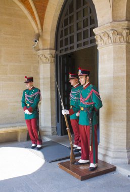 San-Marino, San-Marino - 27 Ağustos 2019: San Marino'daki Palazzo Pubblico yakınlarındaki Guardia 