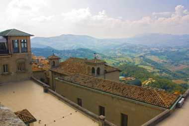 San Marino, San Marino - 27 Ağustos 2019: San Marino'nun Eski Kent'inde Pictureque gözlem masası