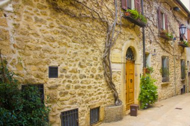 San Marino, San Marino - 27 Ağustos 2019: San Marino'nun Eski Kent'inde tipik pitoresk sokak