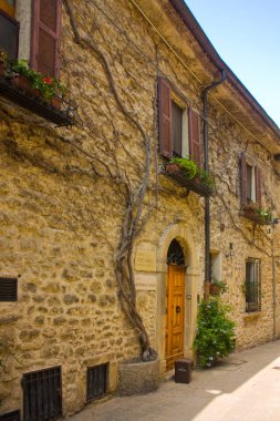 San Marino, San Marino - 27 Ağustos 2019: San Marino'nun Eski Kent'inde tipik pitoresk sokak