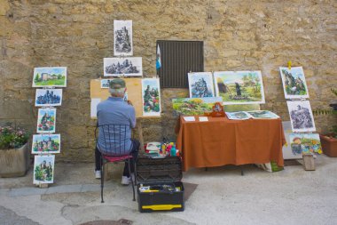 San-Marino, San-Marino - 27 Ağustos 2019: Sanatçı San Marino Old Town suluboya yazıyor