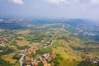 San Marino ülkesinin tarihi mimarisinin panoramik görünümü