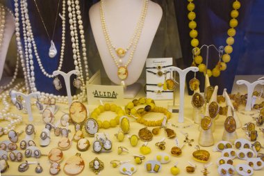 San Marino, San Marino - 27 Ağustos 2019: San Marino'nun vitrininde kehribar takıları