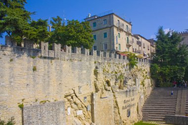 San Marino, San Marino - 27 Ağustos 2019: Cava dei Balestrieri - Tyr Archer, San Marino'nun Eski Kenti
