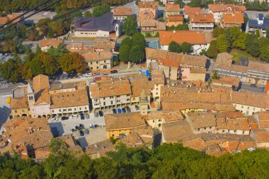 San Marino'da teleferiğin yanındaki gözlem masasından Borgo Maggiore'nin görünümü 