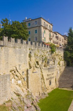 San Marino, San Marino - 27 Ağustos 2019: Cava dei Balestrieri - Tyr Archer, San Marino'nun Eski Kenti