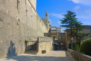 San Marino, San Marino - 27 Ağustos 2019: San Marino'daki Eski Kent'in Pictureque caddesi