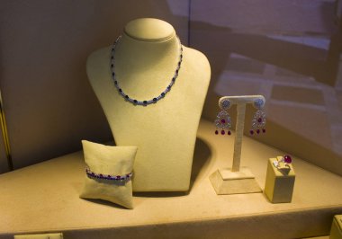 İtalya, Milano - Seprember 1, 2019: Vitrin Takı Dükkanı Milano